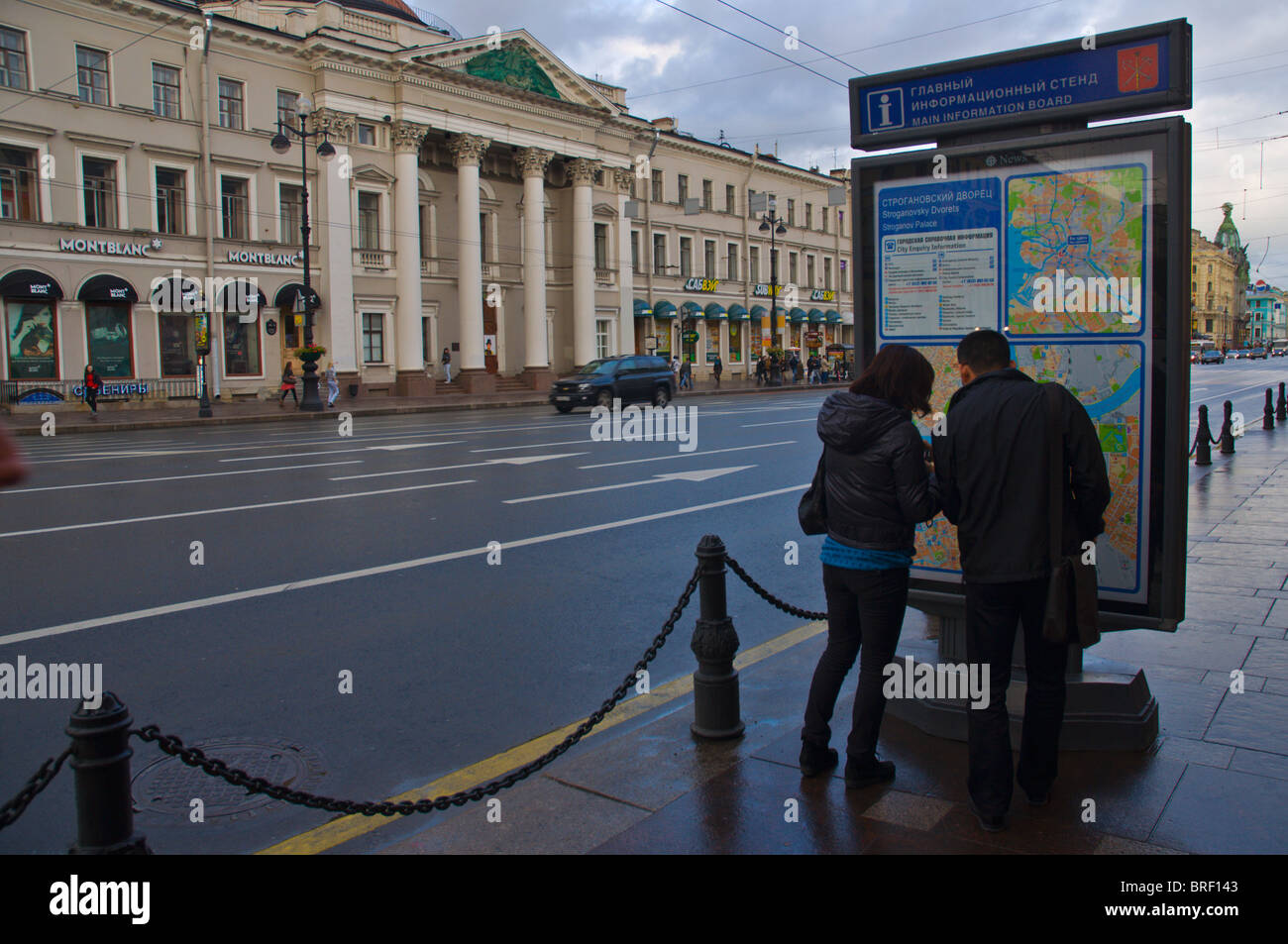 Giovane guardando mappa Nevsky Prospekt street central st Pietroburgo Russia Europa Foto Stock