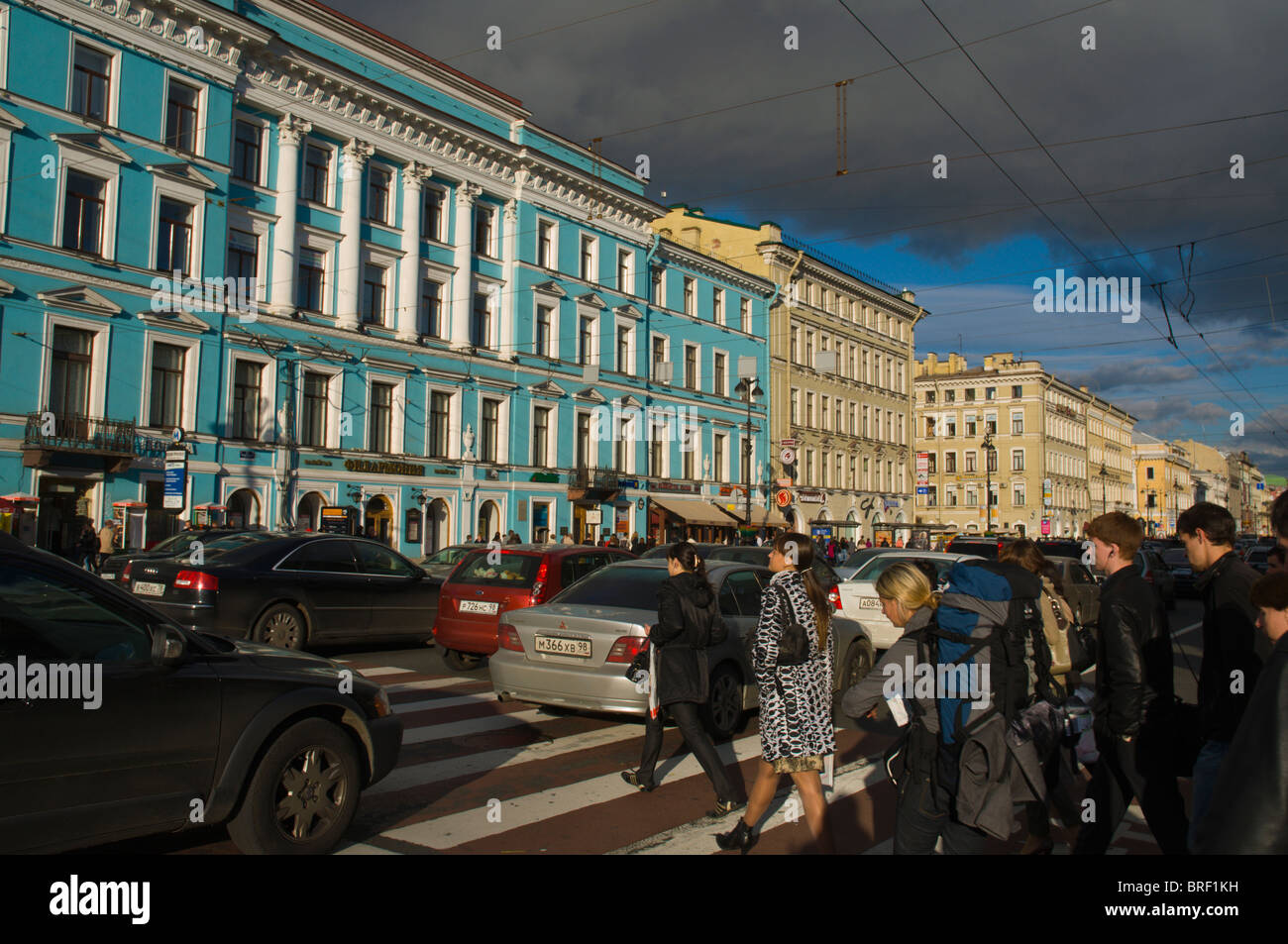 Le persone che attraversano la Nevsky Prospekt street central st Pietroburgo Russia Europa Foto Stock