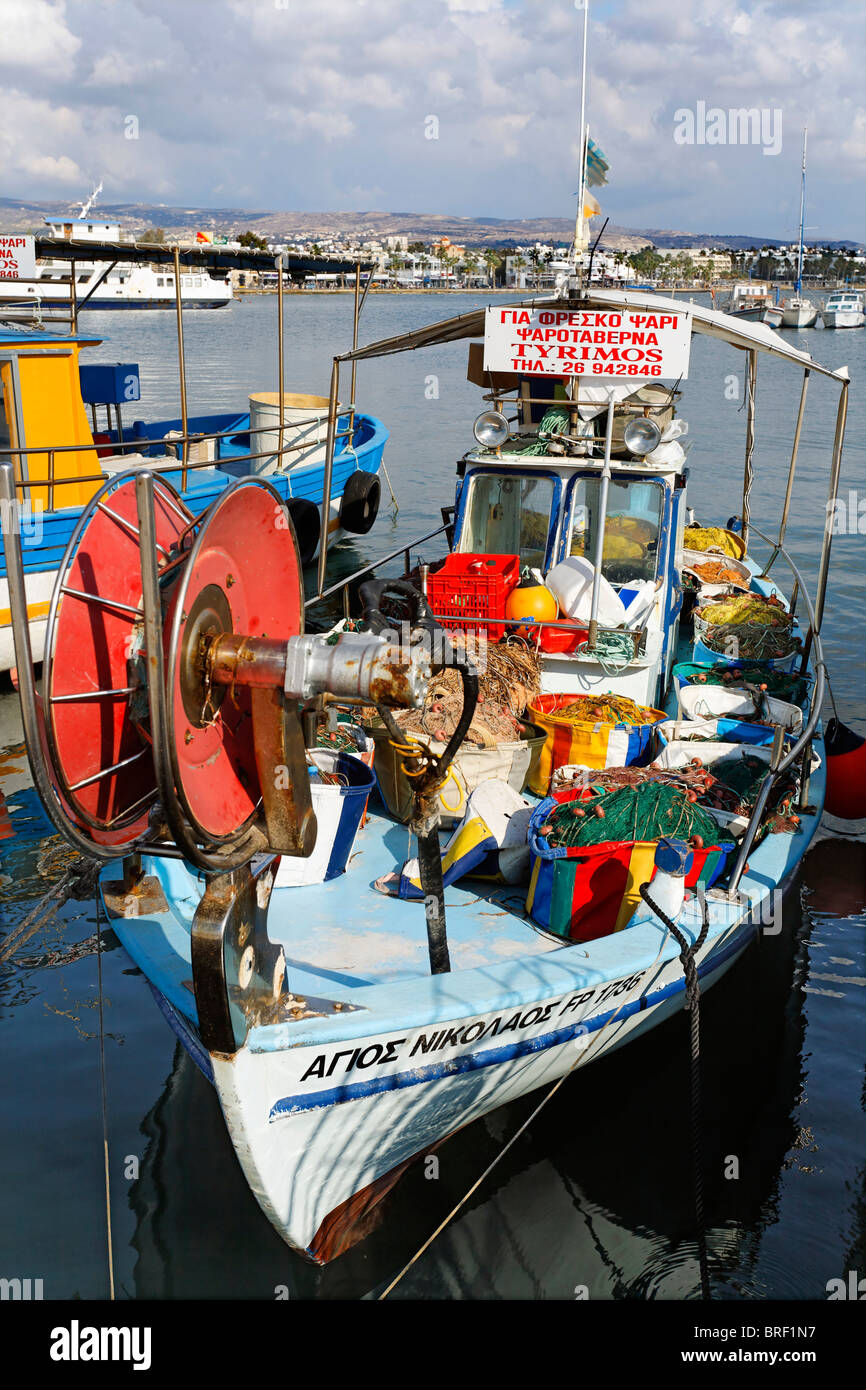 Barca da pesca, porto, aeroporto di Paphos, Pafos, Cipro, Europa Foto Stock