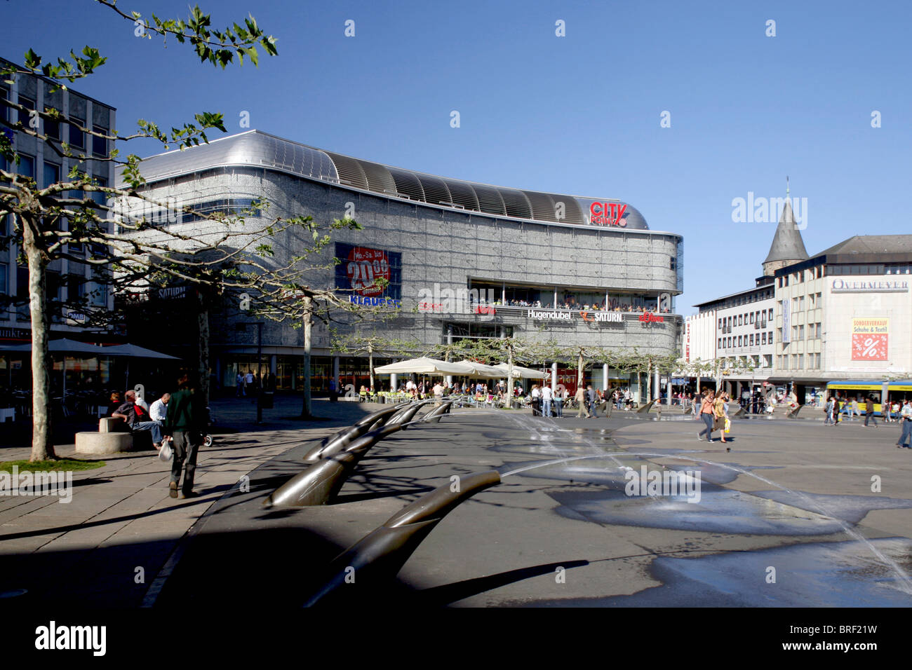 Koenigsplatz Square e City Point shopping centre, Kassel, Hesse, Germania, Europa Foto Stock