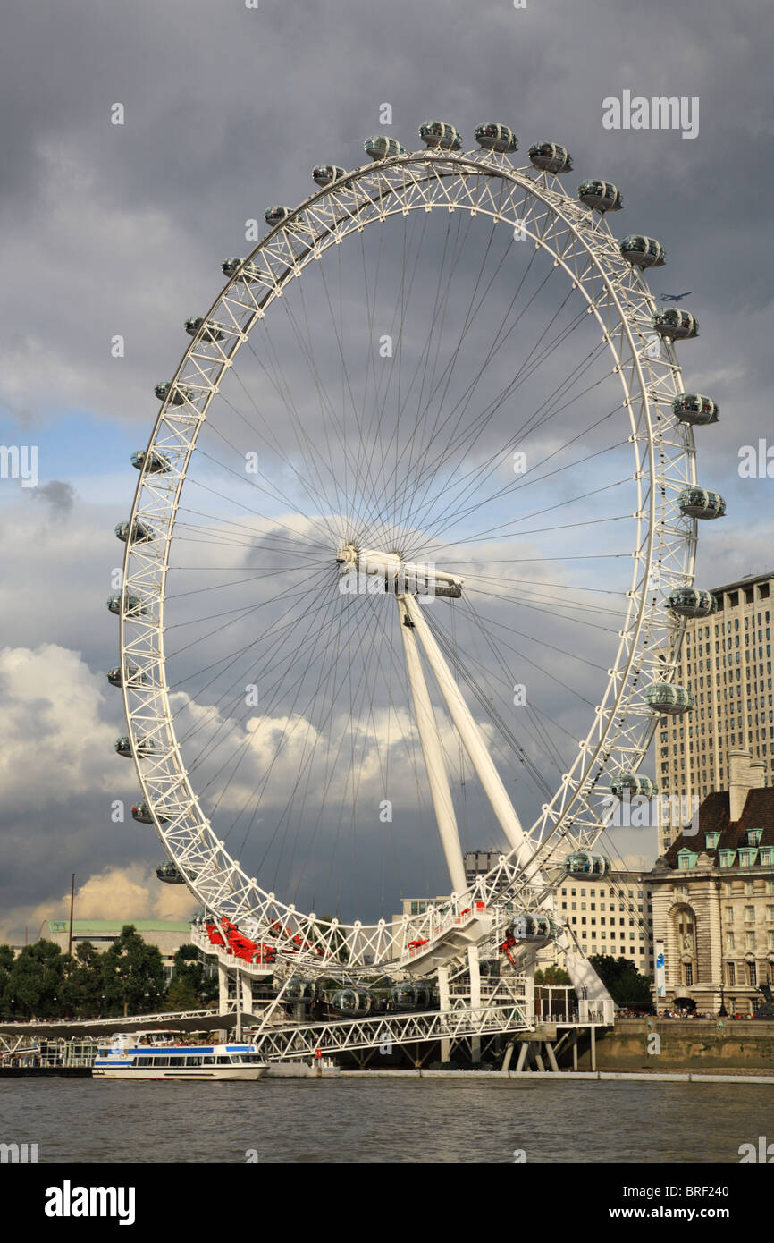 Il London Eye contro un drammatico cielo molto nuvoloso Foto Stock
