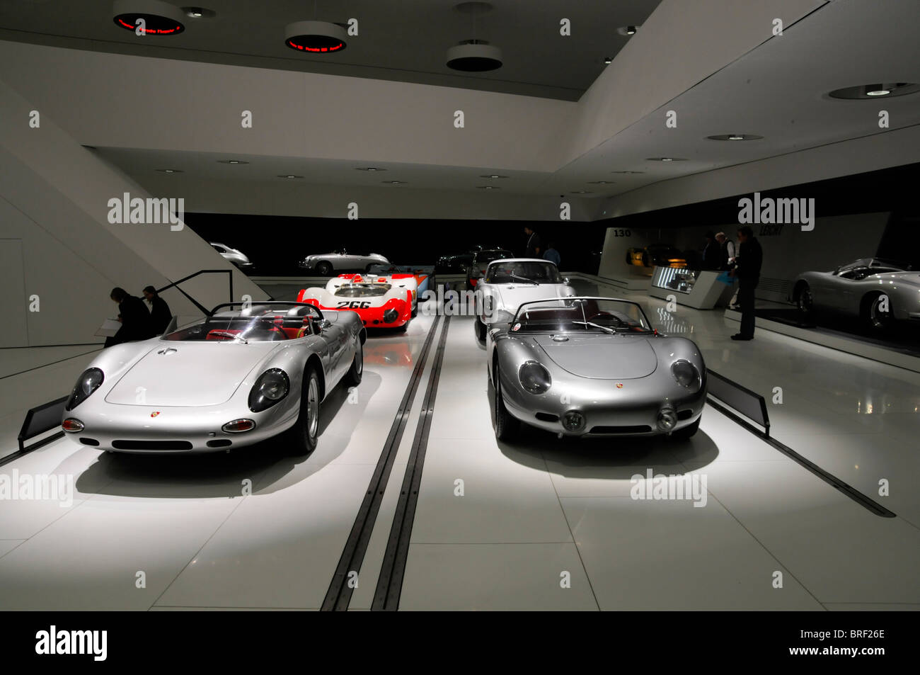 Vista interna con Porsche auto sportive, nuovo Porsche Museum di Stoccarda, Baden-Wuerttemberg, Germania, Europa Foto Stock