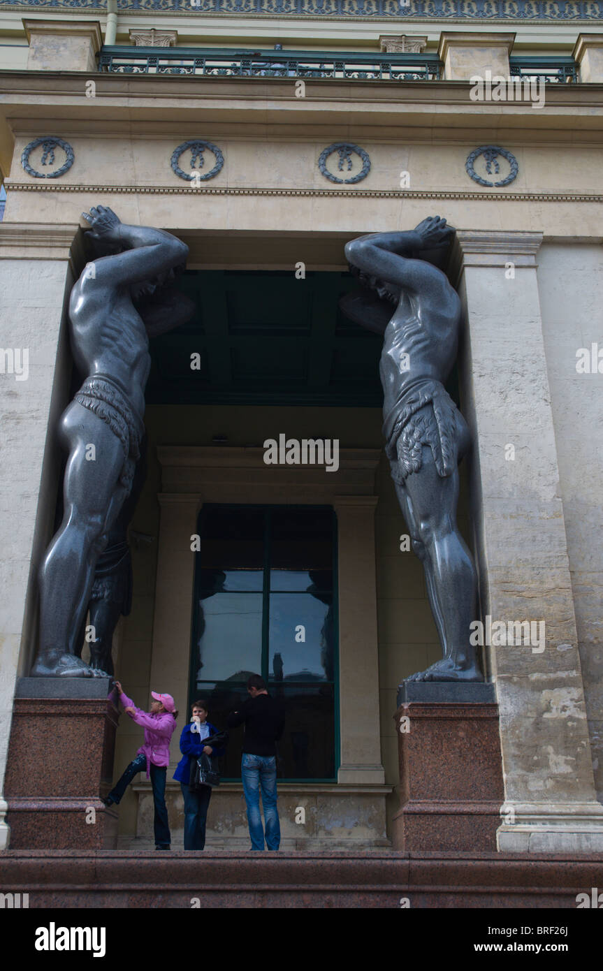 Turisti al di fuori di Hermitage art museum central st Pietroburgo Russia Europa Foto Stock