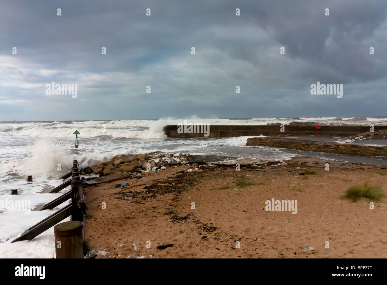 Moody stormy seascape del Nord inglese mare al largo della costa nord orientale a Seaton Sluice. Alta velocità della pellicola visibili alcuni grani. Foto Stock
