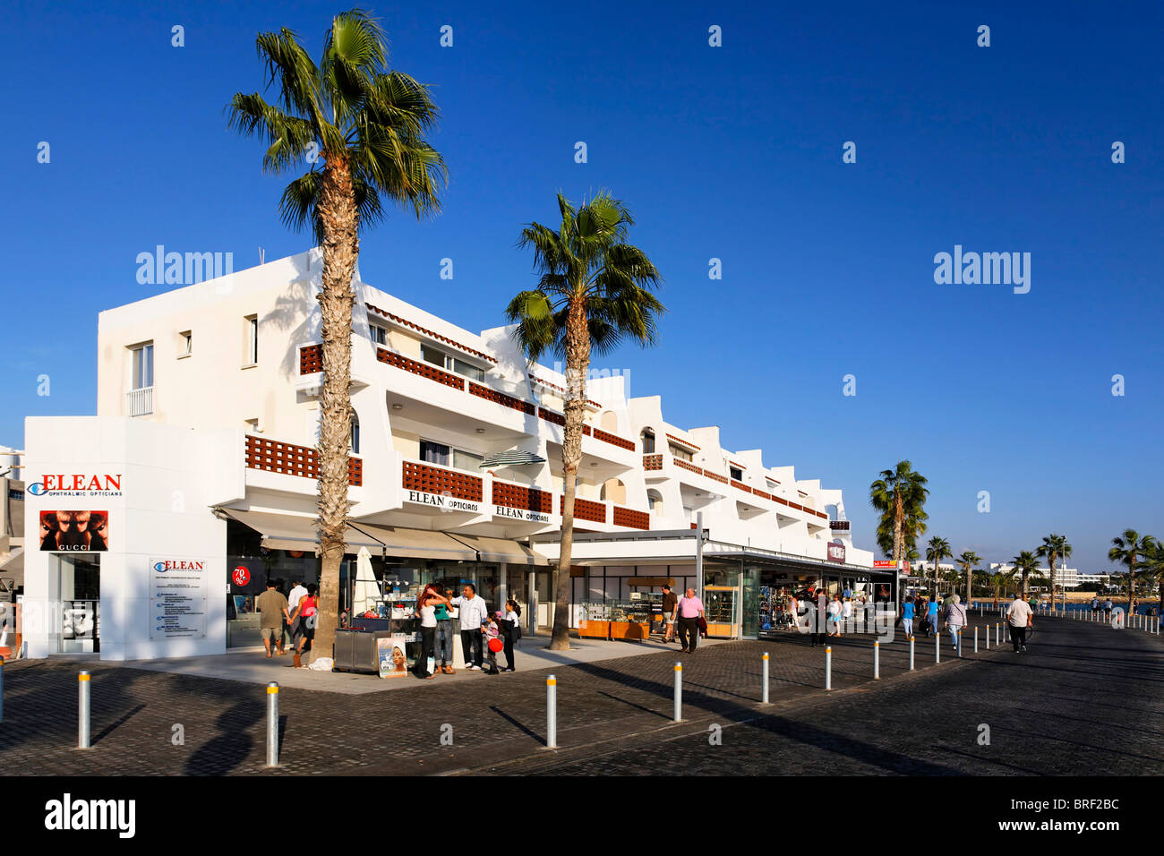 Passeggiata a mare con persone, negozi, ristoranti e palme, Kato, Paphos, Pafos, Cipro, Europa Foto Stock