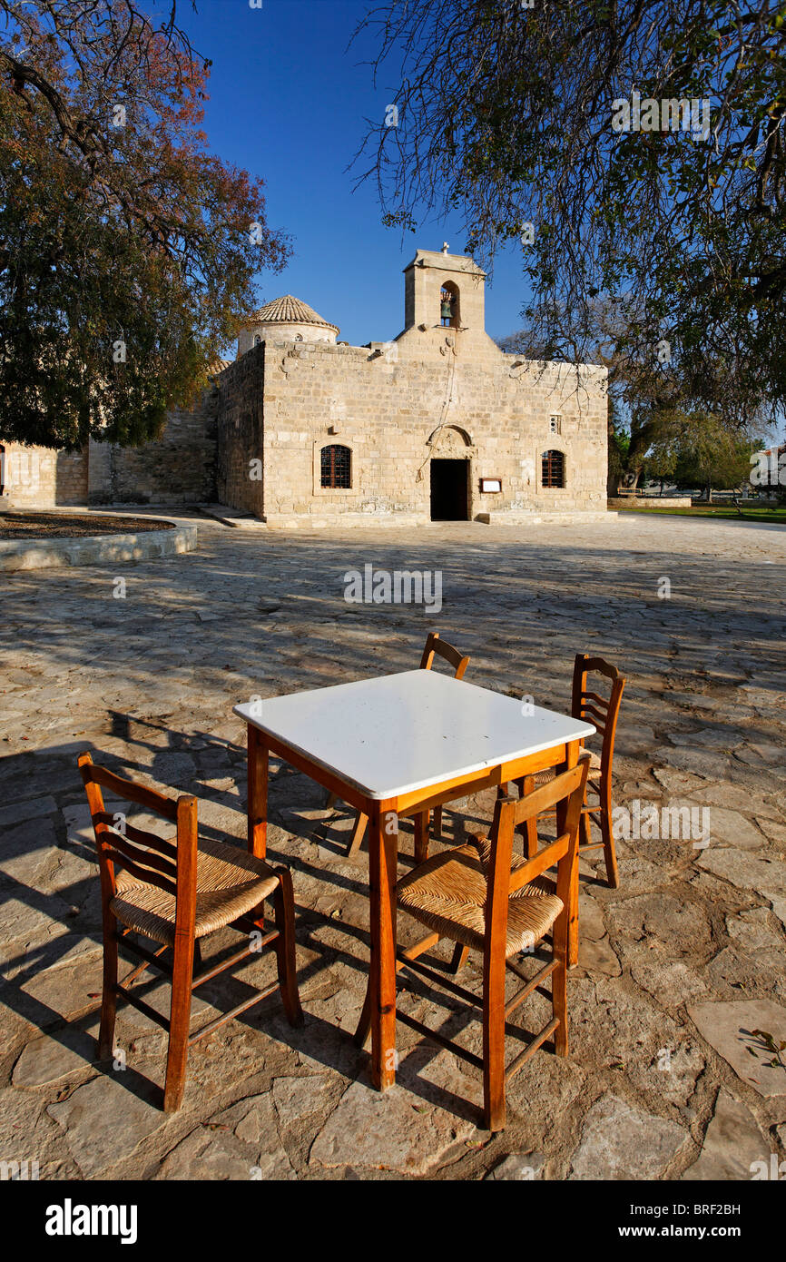 Tavolo e sedie di fronte ad una chiesa greco ortodossa, Kition, Larnaca, Cipro, Europa Foto Stock