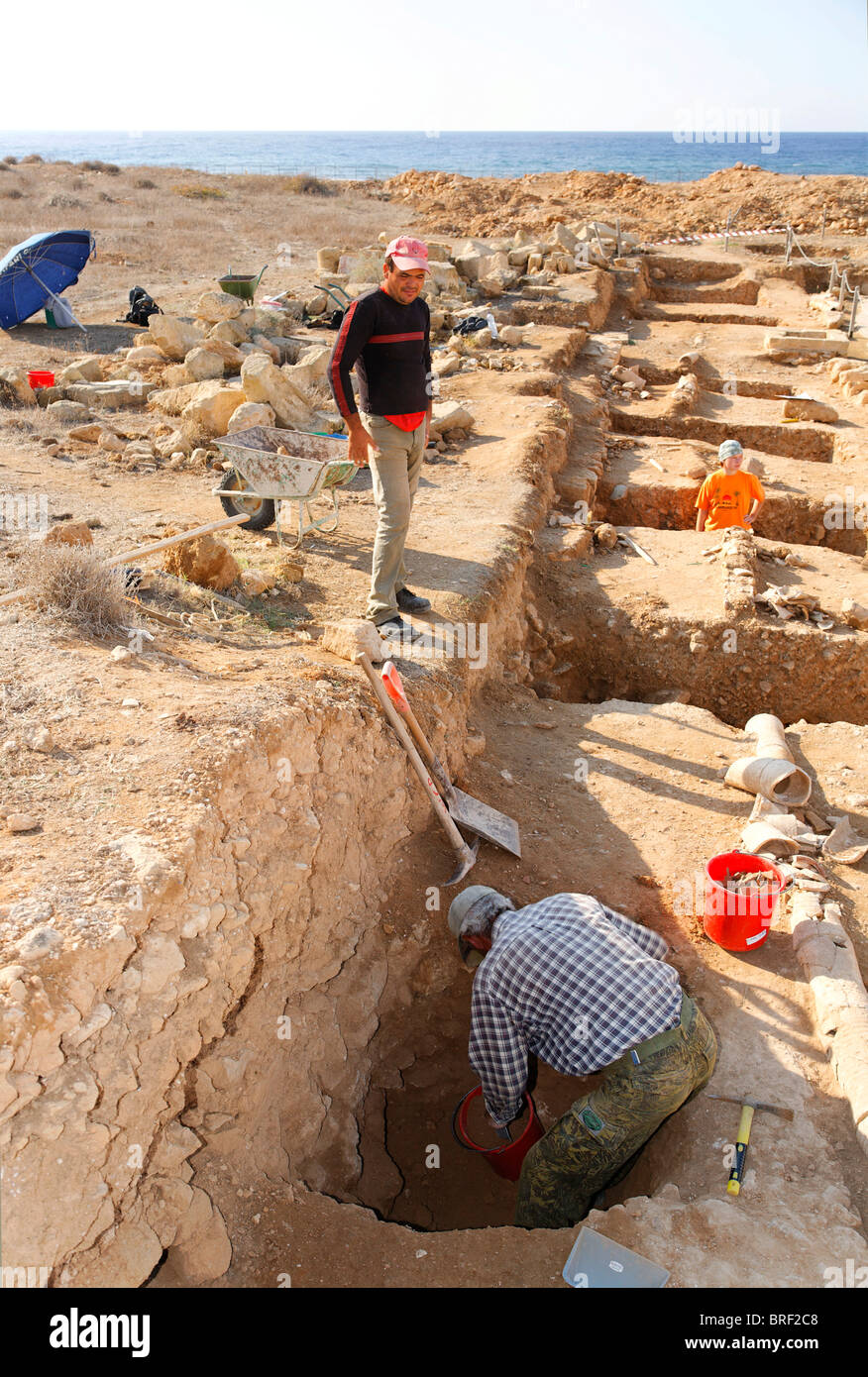 Gli archeologhi lo scavo di antiche fondamenta, Sito Patrimonio Mondiale dell'UNESCO, Kato, Paphos, Pafos, Cipro, Europa Foto Stock