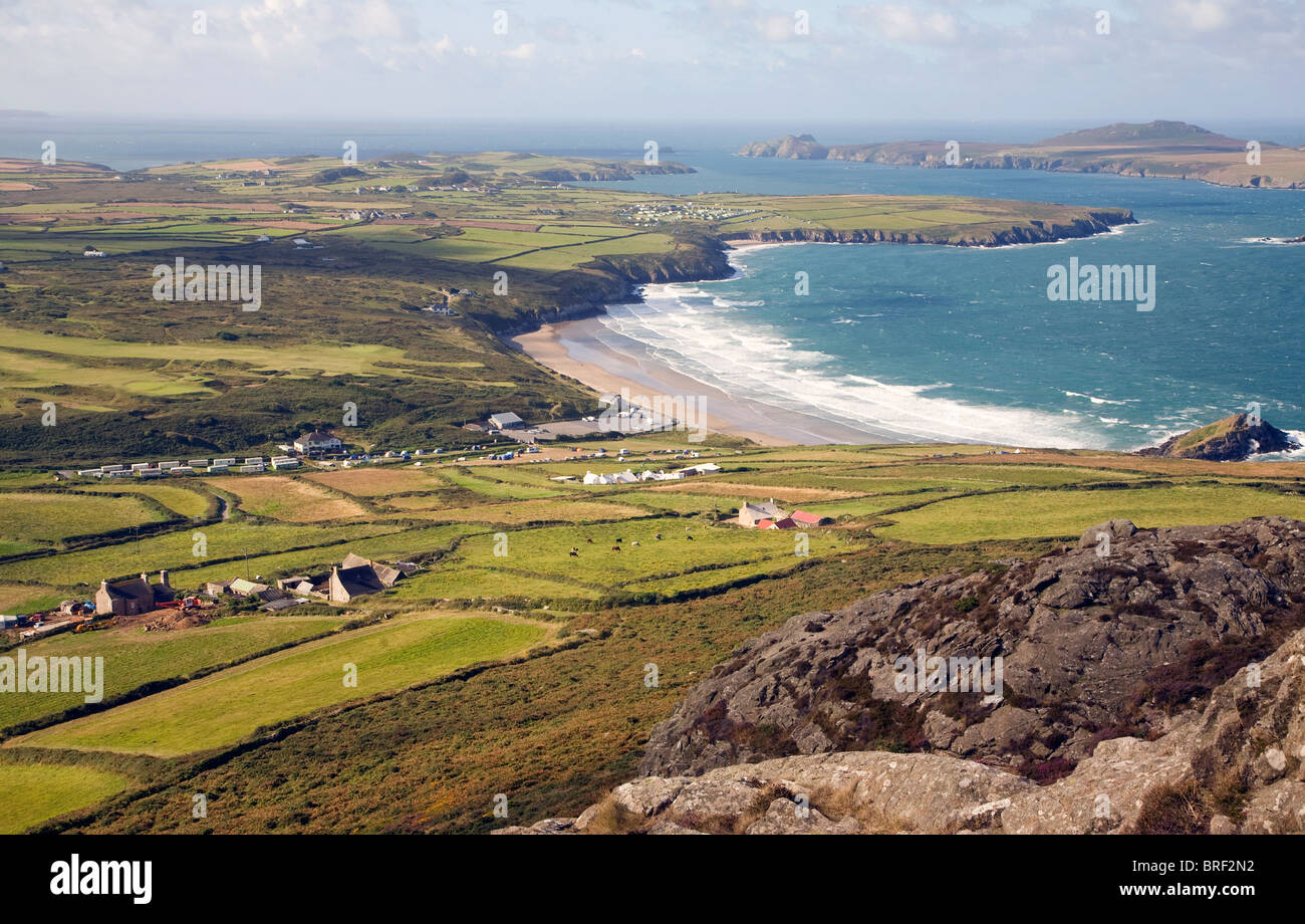 Whitesands Bay e Ramsey Island da Carn Llidi, St David's Head, Pembrokeshire, Galles Foto Stock