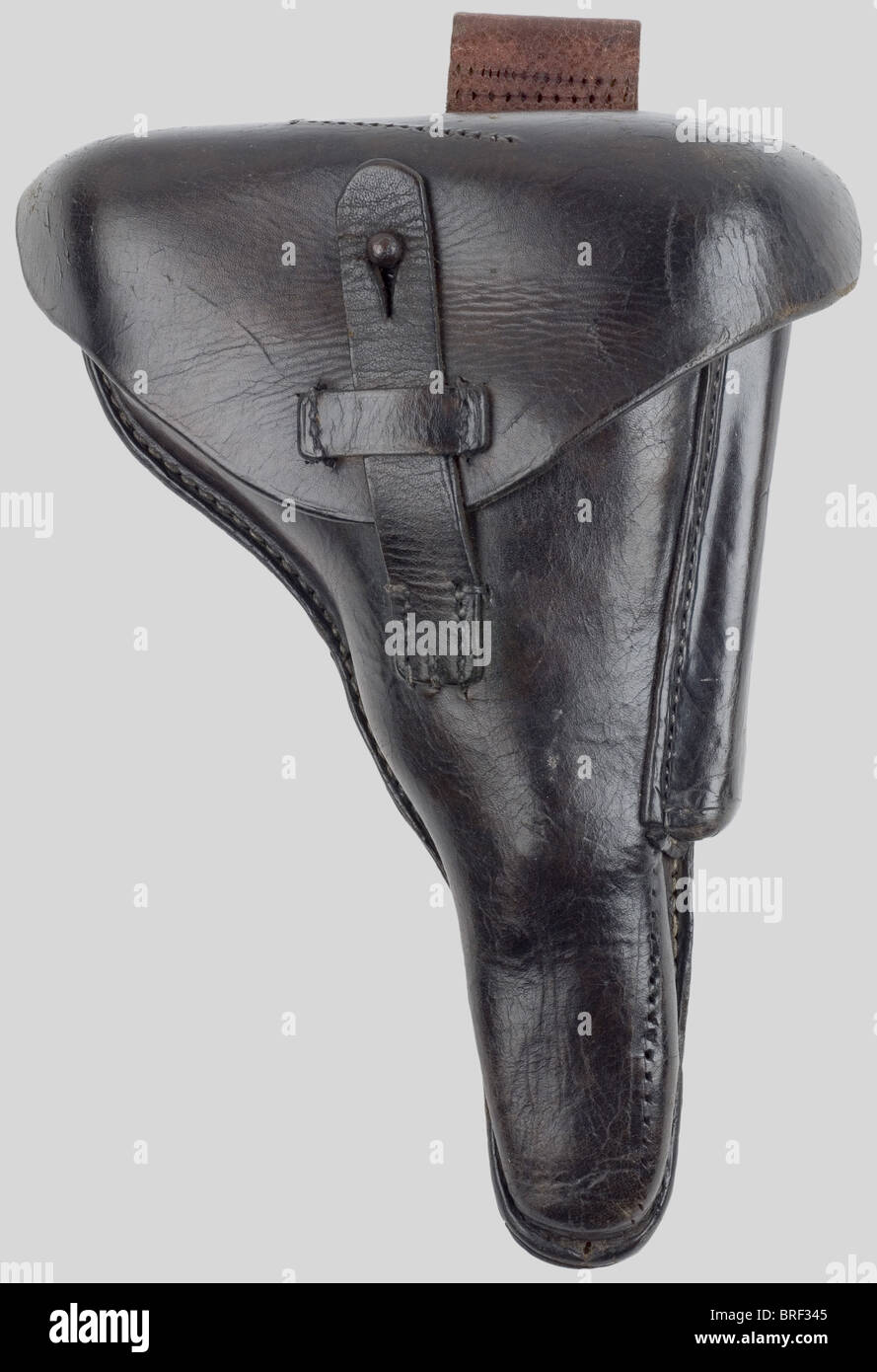 Acessoires, Etui rigide de P08 primitivement pour P08 Artillerie, modifié par raccourcisessement pour pistolet d'infanterie à canon de 10 cm. Intérieur fauve, extérieur teinté en noir postérieuremement, pattes arrières démontées et remplacées par un passant en cuir fauve déporté vers le haut. Marquage d'unité 'S.B 1840.2.R' attribuzione individuale à une unité d'Infanterie de Marine des 'ee Bataillon'. Marquage du fabricant dans le rabat., , Foto Stock