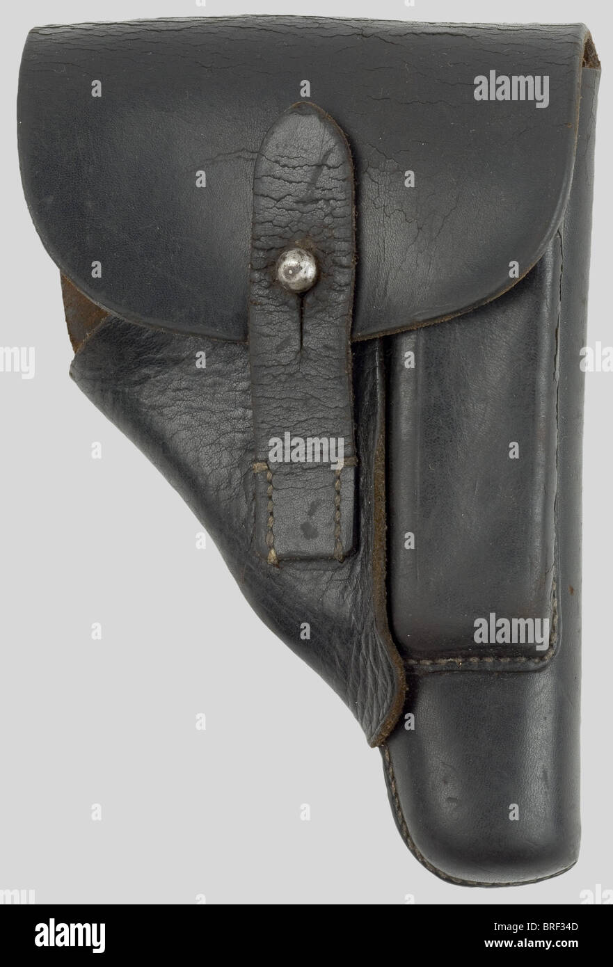 Acessoires, Deux étuis de pistolets., Un allemand pour 7,65 en cuir noir fabriqué par le marché Civil (marchese 'AKAH' au dos), un français modèle 1916 triangulaire en cuir fauve, Doté d'un passant arrière unique et d'un triangle de sospensione en fil de fer torsadé typique des unités tankistes de la campagne de France., , Foto Stock