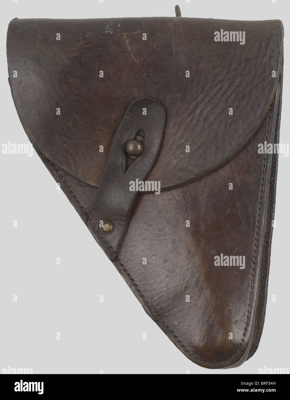 Acessoires, Deux étuis de pistolets., Un allemand pour 7,65 en cuir noir fabriqué par le marché Civil (marchese 'AKAH' au dos), un français modèle 1916 triangulaire en cuir fauve, Doté d'un passant arrière unique et d'un triangle de sospensione en fil de fer torsadé typique des unités tankistes de la campagne de France., , Foto Stock