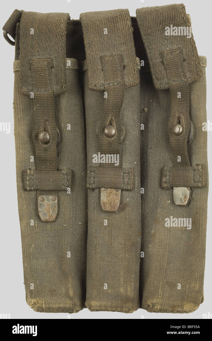 Acessoires, Porte-chargeurs de MP 38, en toile garrise blue pour le côté droit. Costruzione entièrement en toile, sauf renfort de passant de fermeture armé d'un renfort de tôle zingué riveté, renfort de fixation d'oeillet de pied de verrouillage gaué cuir. Passants arrières en forte toile., , Foto Stock