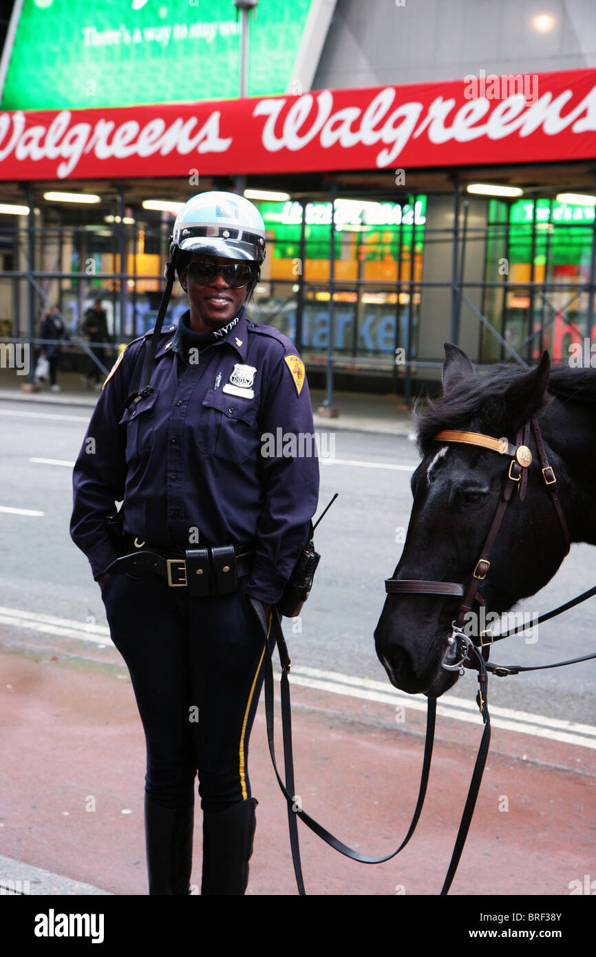 Donna di polizia a cavallo a New York street Foto Stock