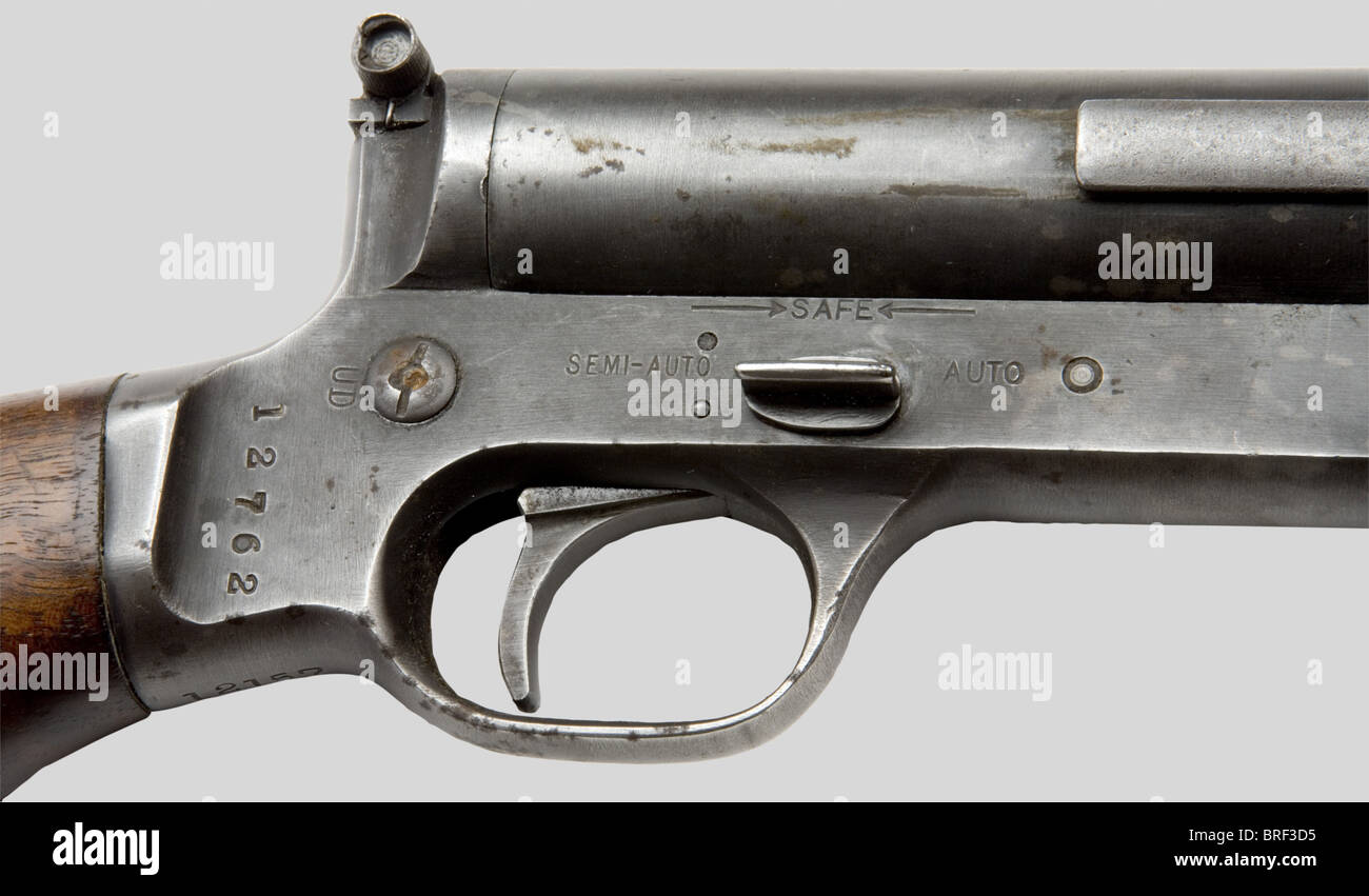 Armes à feu, PM Marlin UDM 42, calibro 9mm Parabellum, no 12762 (sainf canon 12157). Canon miroir, bec de crosse cassé et réparé, battant de grenadière assente, chargeur de 20 coups, bronzage patiné, bel huilier 'Marade in USA', bretelle toile d'origine. CE Rare pistolet-mitrailleur conçu en 1940 par Carl Swebilius fût fabriqué pour l'O.S.S et l'Armée Hollandaise entre 1941 et 1942 à 15.000 exemplaires. Première catégorie sous conditions spéciales., , Foto Stock