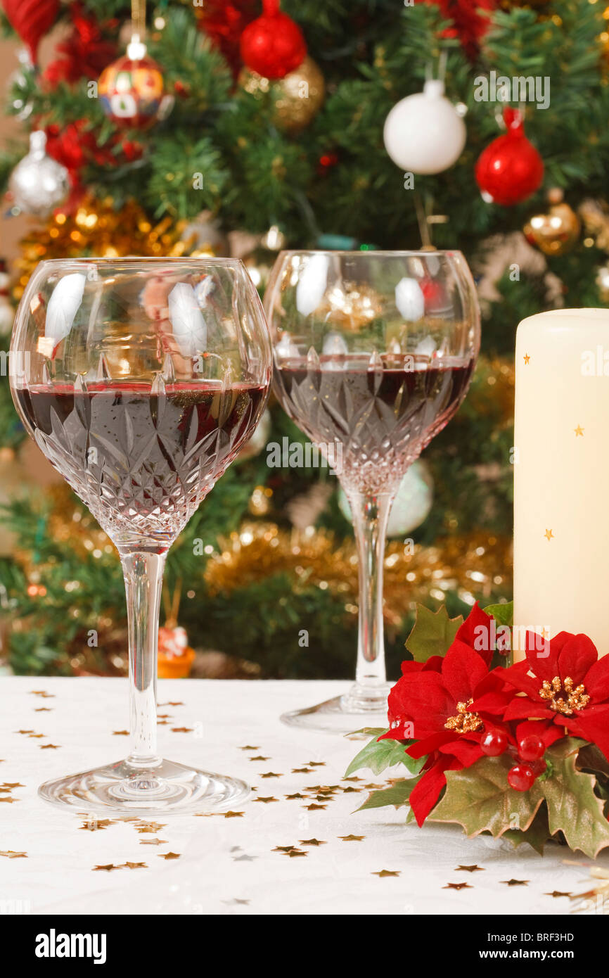 Coppia di bicchieri da degustazione in cristallo su una tavola di Natale Foto Stock