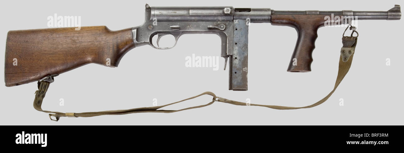 Armes à feu, PM Marlin UDM 42, calibro 9mm Parabellum, no 12762 (sainf canon 12157). Canon miroir, bec de crosse cassé et réparé, battant de grenadière assente, chargeur de 20 coups, bronzage patiné, bel huilier 'Marade in USA', bretelle toile d'origine. CE Rare pistolet-mitrailleur conçu en 1940 par Carl Swebilius fût fabriqué pour l'O.S.S et l'Armée Hollandaise entre 1941 et 1942 à 15.000 exemplaires. Première catégorie sous conditions spéciales., , Foto Stock