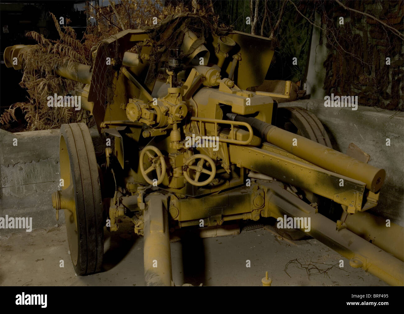 Pièces d'Artillerie, Obusier léger de 10,5cm allemand tipo 18/40, Leichte Feldhaubitze 18/40. D'un poids de 2300 kilos avec train de roulement à bandage plein, cette imposante pièce d'artillerie est présentée ici revêtue de son camouflage deux tons (sable et vert) refait postérieurement. Tipique de l'artillerie de la poche de Royan., , Foto Stock