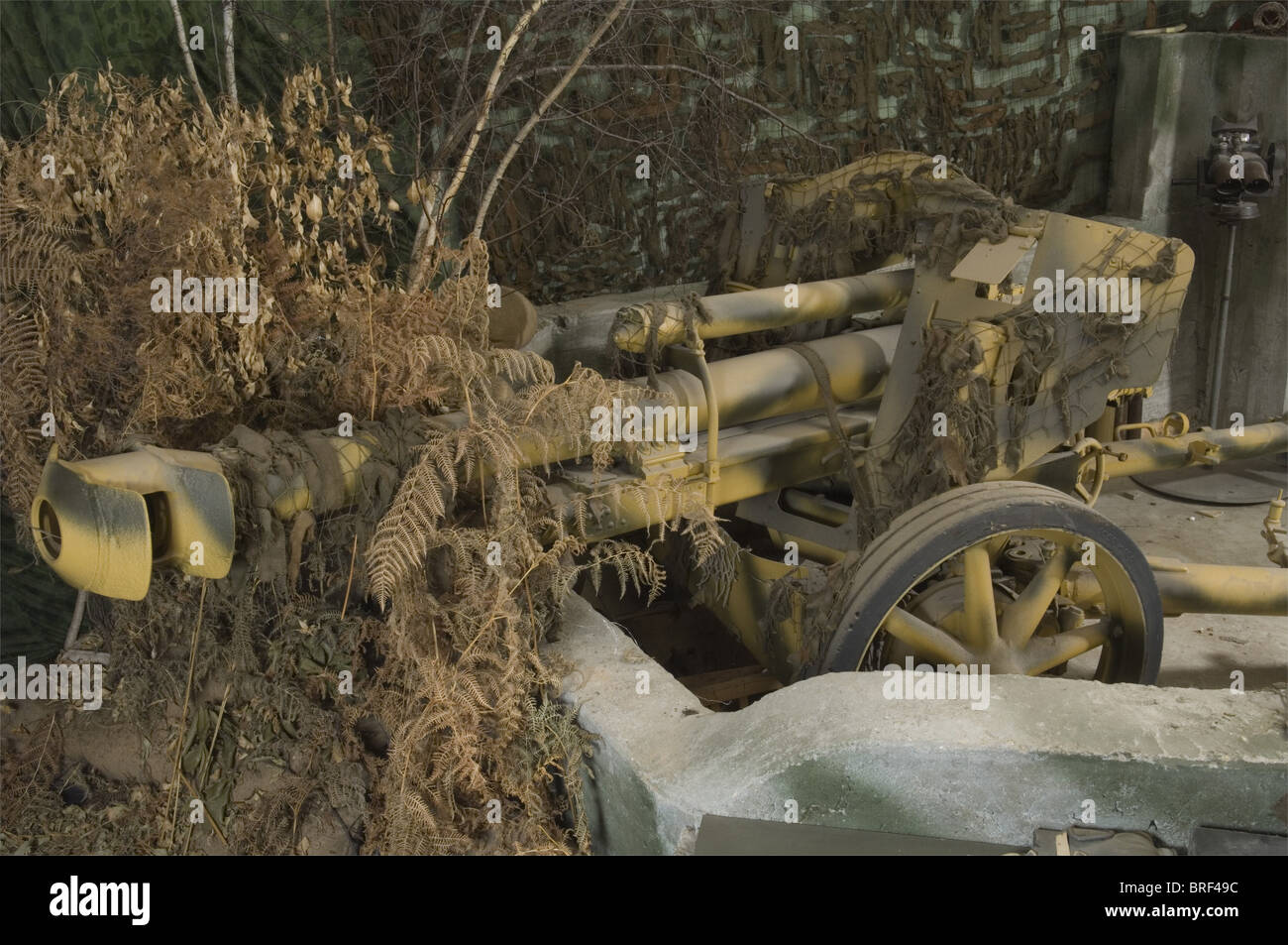 Pièces d'Artillerie, Obusier léger de 10,5cm allemand tipo 18/40, Leichte Feldhaubitze 18/40. D'un poids de 2300 kilos avec train de roulement à bandage plein, cette imposante pièce d'artillerie est présentée ici revêtue de son camouflage deux tons (sable et vert) refait postérieurement. Tipique de l'artillerie de la poche de Royan., , Foto Stock
