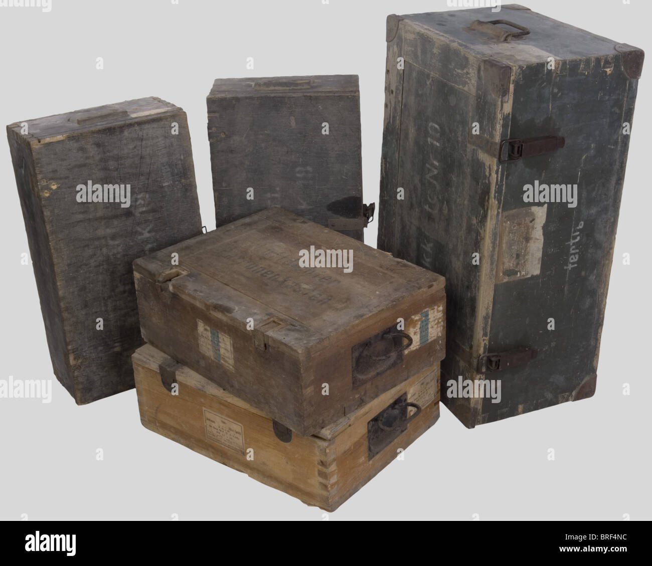 Caisses de Munitions, Ensemble de caisses allemandes, comprenant une caisse en bois blanc pour le transport de 1500 cartocks pour arme légère d'infanterie perforantes traceuses (S.m. K.l'Spur), très bel état avec son marquage pirgravé 'Luftdicter Patronenkasten'. Une autre en bois fatigée, une en bois feldgrau avec Angles renforciés marquée 'Packkiste Nr10', deux en bois feldgrau pour le transport de cubot d'obus de 10,5cm avec ages marquau potoir à la peinture blanche sur les couvertes., , Foto Stock