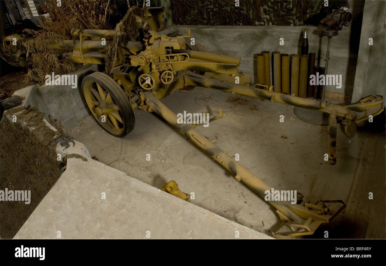 Pièces d'Artillerie, Obusier léger de 10,5cm allemand tipo 18/40, Leichte Feldhaubitze 18/40. D'un poids de 2300 kilos avec train de roulement à bandage plein, cette imposante pièce d'artillerie est présentée ici revêtue de son camouflage deux tons (sable et vert) refait postérieurement. Tipique de l'artillerie de la poche de Royan., , Foto Stock