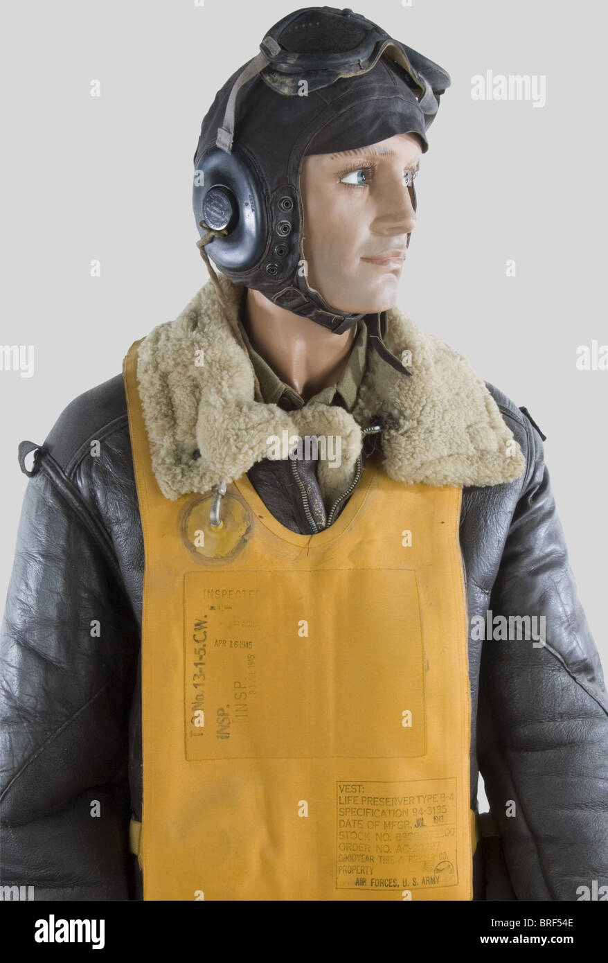 Etats Unis Deuxième Guerre Mondiale, Pilote de l'US Air Force en tenue de  vol, sur mannequin, comprenant serre-tête en cuir marron avec ses  écouteurs, lunettes de vol, chemise beige, blouson de vol