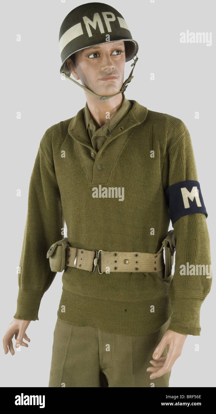 Etats Unis Deuxième Guerre Mondiale, Soldat de la Police Militaire de l'US  Army, sur mannequin, comprenant casque lourd MP, pull-over en laine kaki,  brassard MP, pantalon de laine kaki, ceinturon toile, cartouchière