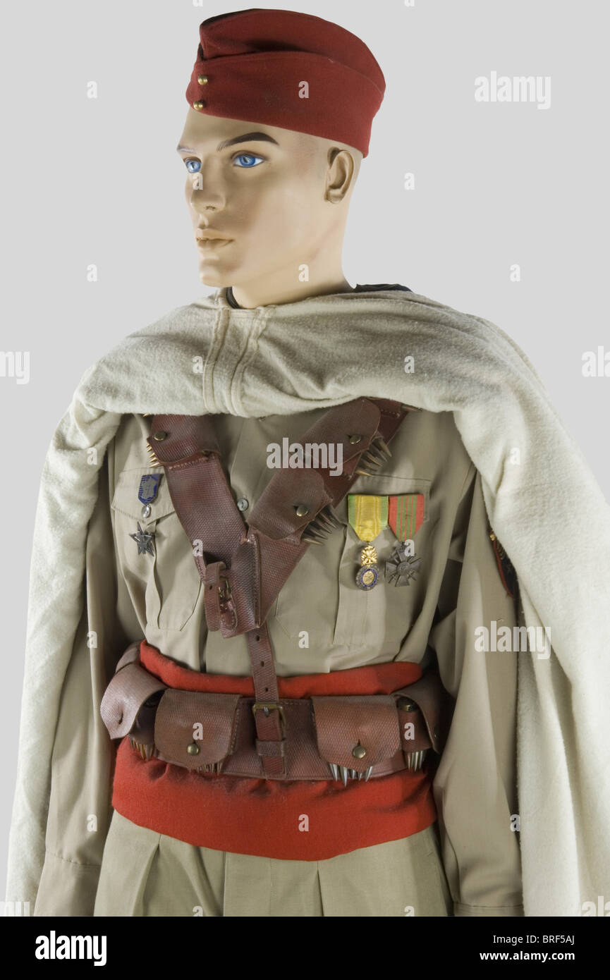 Francia 20ème Siècle, Soldat des Spahis Marocain, armée de libération, sur mannequin comprenant calot rouge des spahis (modèle d'après-guerre), cape blanche et noire en laine, chemise beige, pantalon beige, ceto, écharpe rouge, guêtres US en toile, brodequine et ceburine. Insigne général de la 2eme DB de Fabrication anglaise, épingle à bascule, Médaille militaire, Croix de guerre et insigne du 1er RSM, modèle creux., , Foto Stock