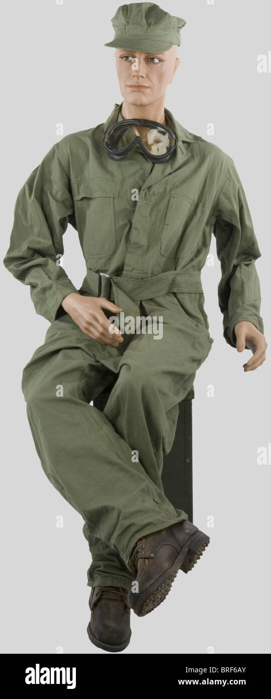 Etats Unis Deuxième Guerre Mondiale, Chef de bord de l'US Army, sur mannequin, comprenant casquette de travail en toile verte, combinaison en toile verte, lunettes de conduite, chaussures basses., , Foto Stock