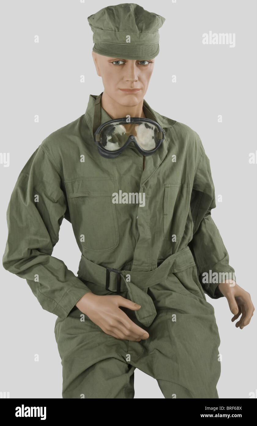 Etats Unis Deuxième Guerre Mondiale, Chef de bord de l'US Army, sur mannequin, comprenant casquette de travail en toile verte, combinaison en toile verte, lunettes de conduite, chaussures basses., , Foto Stock