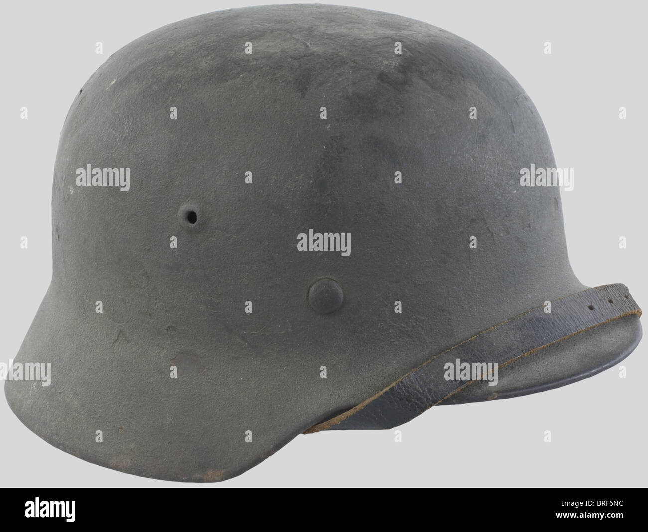 Wehrmacht, Casque modèle 35/40, comportant un insigne visible à 50%, belle peinture, complet avec son intérieur et sa jugulaire (un peu abimée)., , Foto Stock