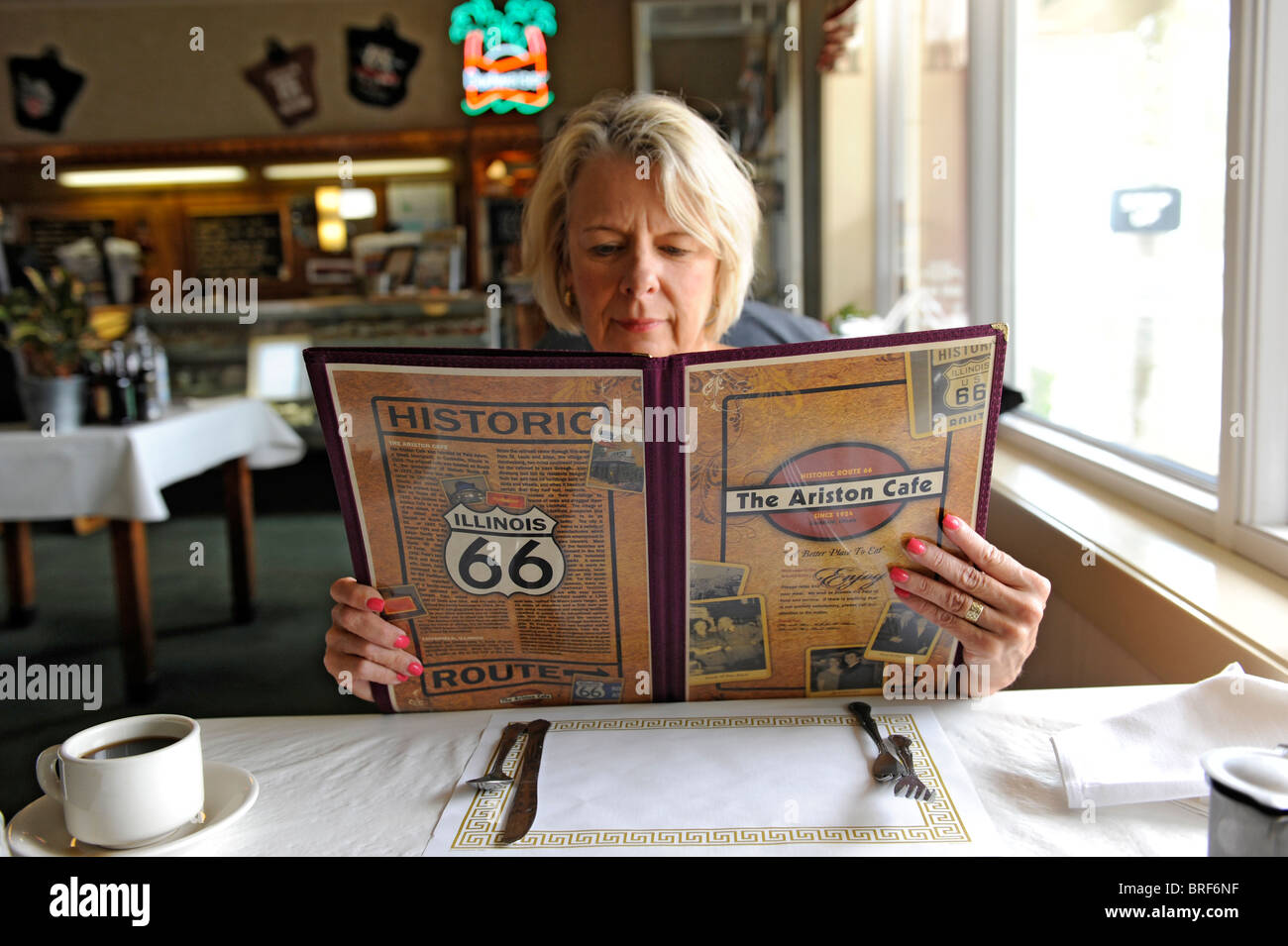 Donna guarda al menu nella storica Ariston Cafe lungo la Route 66 Litchfield Illinois Foto Stock