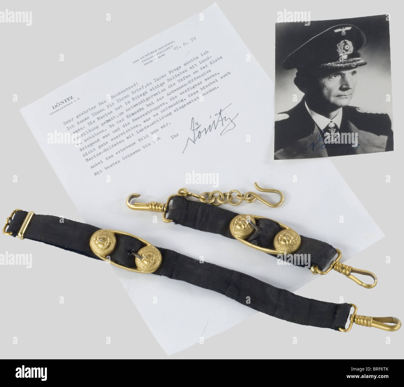 Kriegsmarine, Photo signée par l'Amiral Karl Doenitz, après-guerre à l'encre bleu, accompagnée d'une fotocopie de la lette d'envoi. Comune une bèlière de dague d'officier de la Kriegsmarine dont une des annette cassée est., , Foto Stock