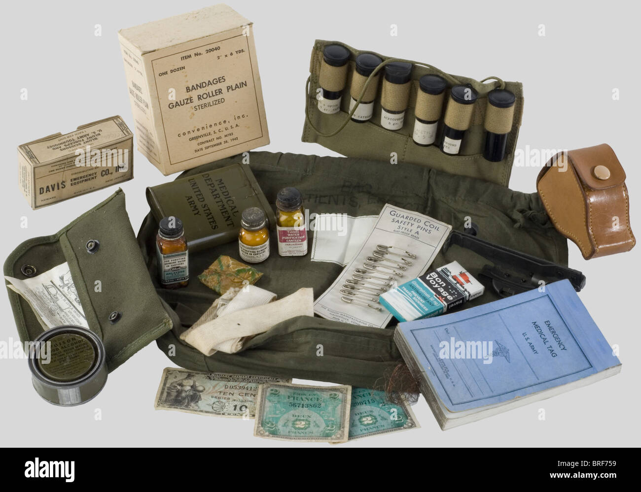 Etats Unis Deuxième Guerre Mondiale, Lot de matériel pour infirmerie de l'Us Army, comprenant une boîte en métal 'Medical Department', une musette en toile kaki du Medical Corps, un sac de rangement en toile à sei compartims comportant six flacons en bakélite pour les premiers soins, Une boîte en carton pour bandes médicales, un garott en toile, une planchette en carton avec des épingles à nourrice, une boîte de carton avec des gazes et bandages, feuilles Emergency Medical, un calepin pour urgeses médicales., , Foto Stock