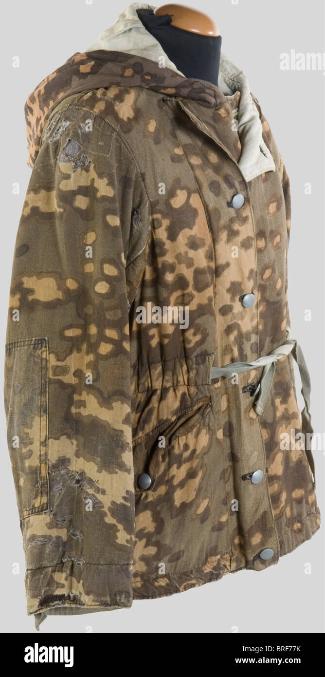 Schutzstaffel, Parka camouflé Waffen SS, camouflage dit 'Feuilles de chêne', réversible blanc. Pièce portée et assez réparée., , Foto Stock