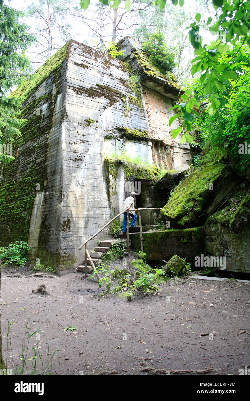 Passeggiata turistica in Adolf Hitler bunker personale fuhrerhauptquartier rovine a wolfsschanze, gierloz, Ketrzyn, Polonia, europa Foto Stock
