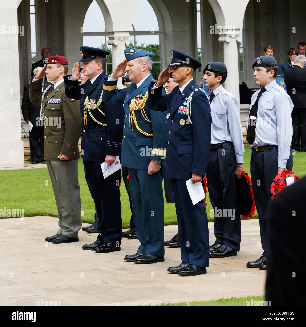 Air Forces Memorial Service 2010 - Corona bearer in background - Rappresentanti del Commonwealth delle Nazioni salutare il perso Foto Stock