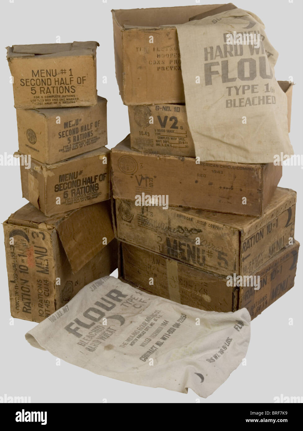 Etats Unis Deuxième Guerre Mondiale, Cartons de boîtes de razioni de l'US Army, comprenant sept pièces dont Menu 1,3,4,5. Joint un sacs à blé de l'US Army. boîtes cartoni usagées., , Foto Stock