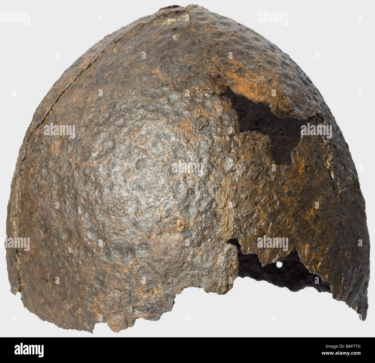 Un casco mongolo, Periodo dell'Orda d'Oro, 14th secolo,. Realizzati in quattro segmenti di ferro sovrapposti goffrati rivettati insieme. Danni evidenti, soprattutto sul bordo inferiore e in un luogo al centro del cranio. Altrimenti il metallo è ben conservato. Altezza 17 cm. Peso 748 g. Conservazione come scoperto. Cfr. Due caschi mongoli di identica provenienza: Hermann Historica, asta 49, 19 ottobre 2005, lotti 202 e 203. Storici, storici, 14th secolo, armi difensive, armi, armi, armi, braccio, dispositivo di combattimento, oggetto, oggetti, alambicchi, cli, Foto Stock