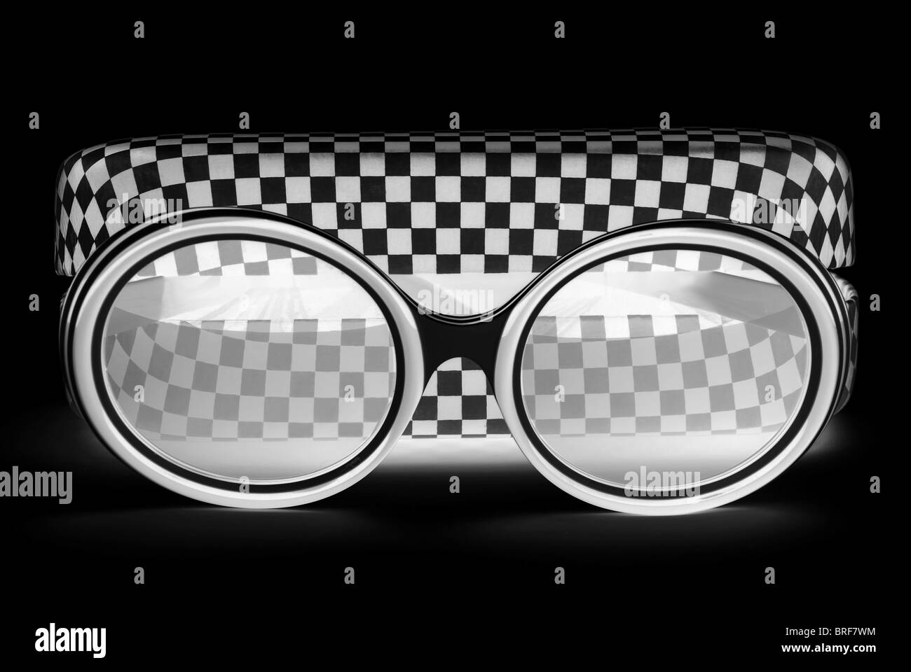 Occhiali da sole moderni e custodia Foto Stock