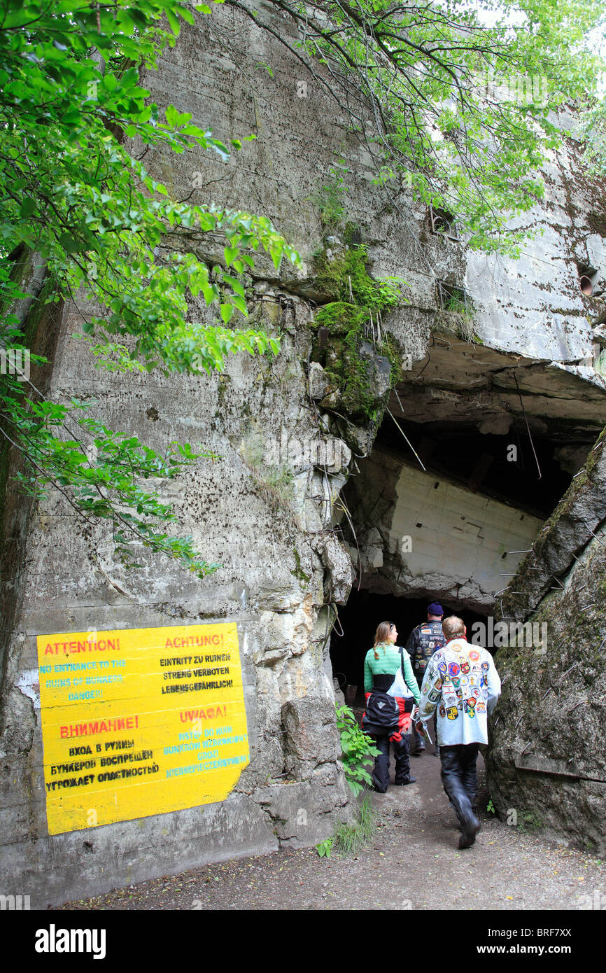 I turisti a piedi in bunker pericolose rovine a wolfsschanze, gierloz, Ketrzyn, Polonia, europa Foto Stock