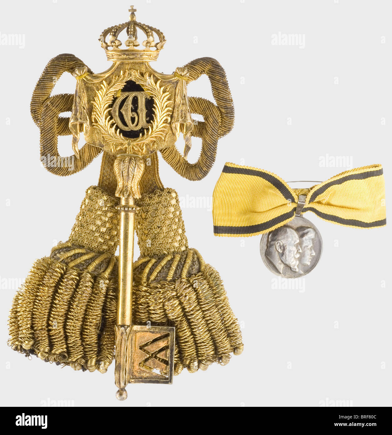 Chiave di un ciambellano, dal Regno di Re Guglielmo II (1891 - 1918). Argento dorato. Cordone di lingotto d'oro, ricamo in lamina d'oro con una piastra cucita sul retro con il perno di fissaggio. Lunghezza 17 cm. Sul nastro della donna è inoltre presente una medaglia d'argento 1911 (OEK 3017). Storico, storico, 1910s, 20th secolo, medaglia, decorazione, medaglie, decorazioni, badge d'onore, distintivo d'onore, distintivi d'onore, distintivi d'onore, oggetto, oggetti, alambicchi, clippings, tagli, tagli, tagli, Foto Stock