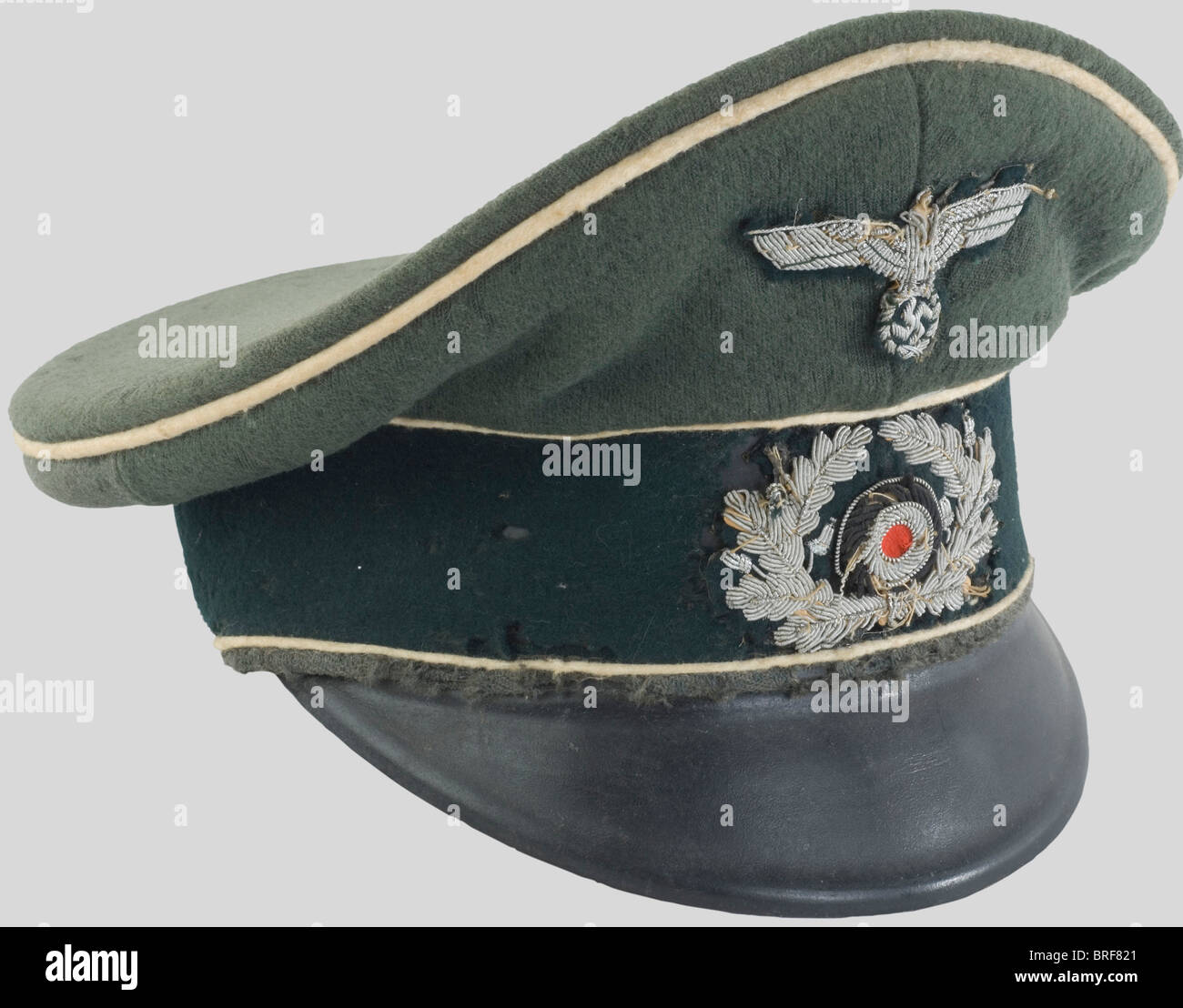Wehrmacht, Casquette d'Officier d'Infanterie de la Heer, en su feldgrau, bandeau vert foncé, aigle et feuilles de chêne brodées argent (tracce d'usure), passepoil blanc, intérieur gris. Coiffure très portée, l'assence de jugulaire et de toutte trace de boutons pour celle-ci à être du coiffure pour une coiffure dirinée à portée au combat., , Foto Stock