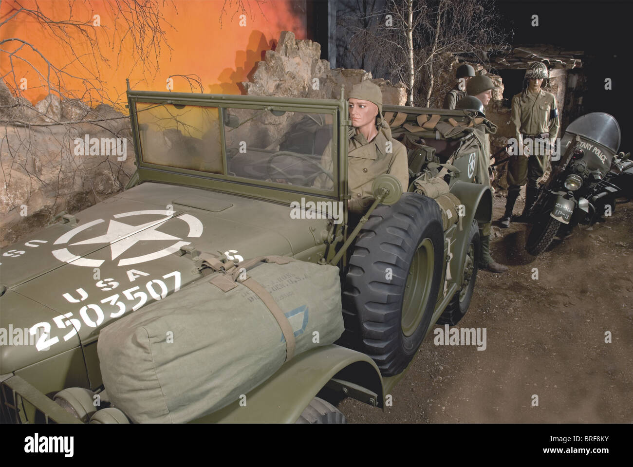 Una DODGE WC56 Command auto, è stato costruito per l'uso come una macchina di collegamento, ma non molto apprezzato dagli ufficiali che hanno preferito la Jeep. Tuttavia, è stato costruito in modo abbastanza solido e affidabile ed è stato utilizzato in tutti i conflitti. Poteva trasportare cinque persone ed era utilizzato principalmente dai funzionari del personale. La sua velocità ha raggiunto 87 km/h per un consumo di gas di trenta litri su cento km. Veicolo in ottime condizioni. Il motore è in funzione, ma deve essere rivisto. Le targhette del costruttore sono mancanti sul cruscotto del sedile di guida. Non può essere classificato come lavoro, poiché non è stata effettuata alcuna prova su strada, Foto Stock