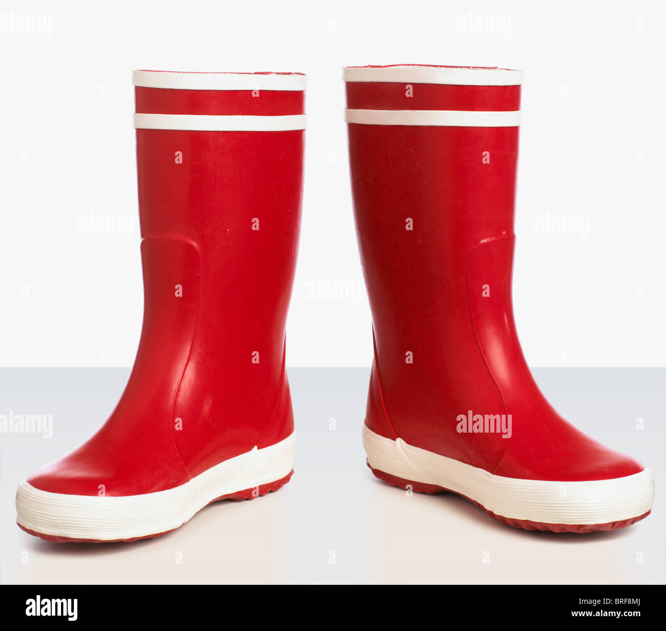 Wellies rosso su sfondo bianco, close-up Foto Stock