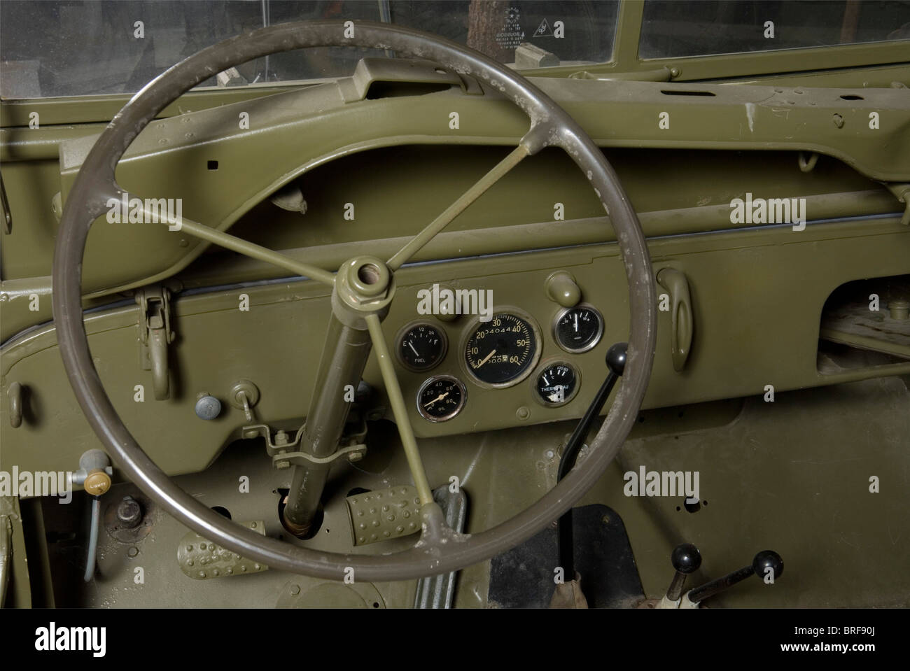 Willys Jeep, Tutto è stato detto su questo leggendario veicolo della seconda guerra mondiale, che appare per la prima volta l'11 novembre 1940. Le aziende che hanno risposto al bando di gara hanno dovuto fornire 70 prototipi in 75 giorni, e una volta adottata, è nata la leggenda. Veicolo in ottime condizioni, segnato dall'insegna del secondo DB del generale Leclerc. Richiede il ripristino in quanto alcune parti non sono conformi alla legge. Il pavimento e il lato destro vengono ripristinati, la scheda elettrica non è originale, l'accensione non è blindata. Il motore Willys è dotato di un cofano non adatto al veicolo, Foto Stock