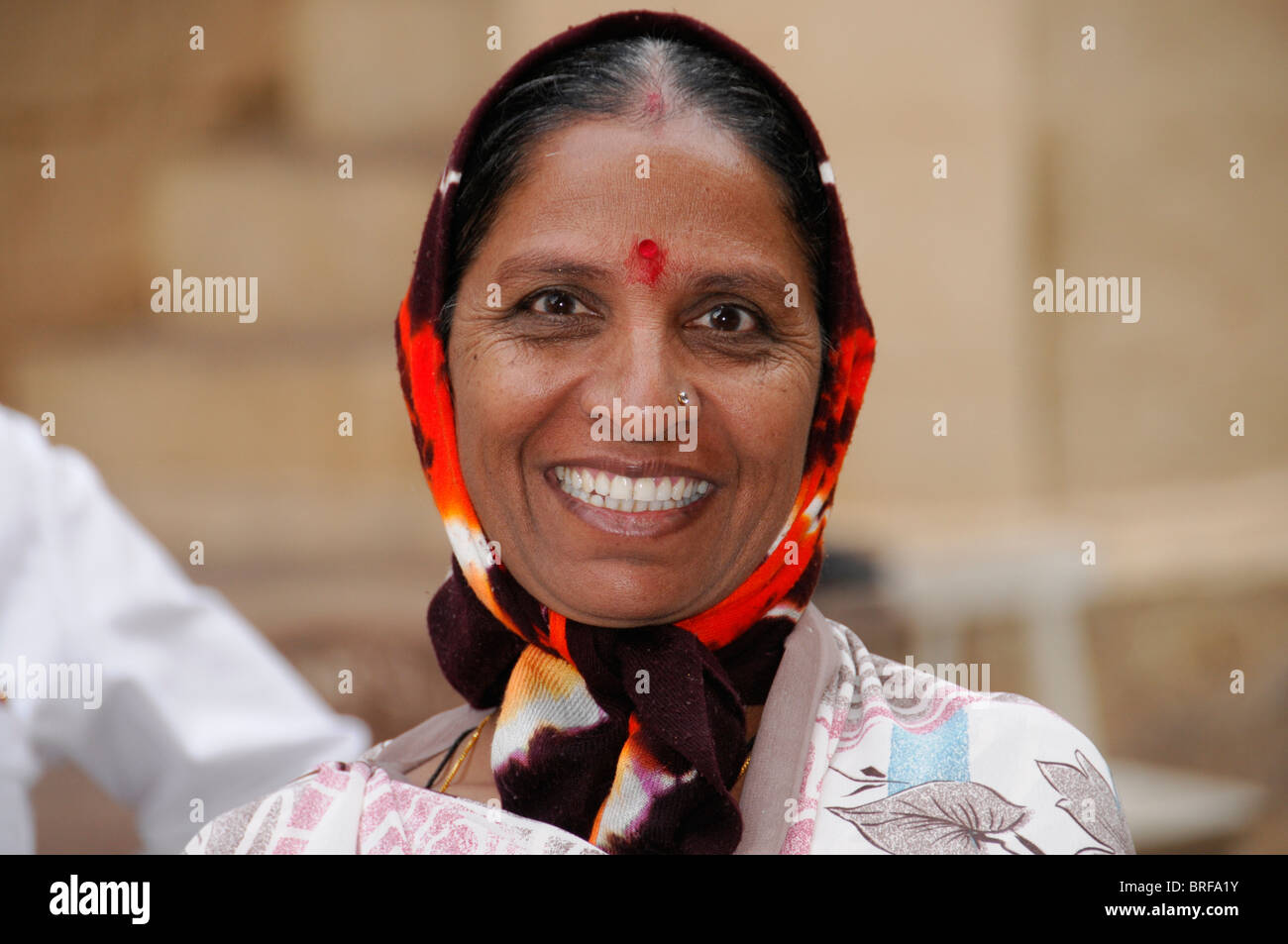 Donna indiana visitando Forte Mehrangarh, Jodhpur, Rajasthan, India del Nord, Asia Foto Stock