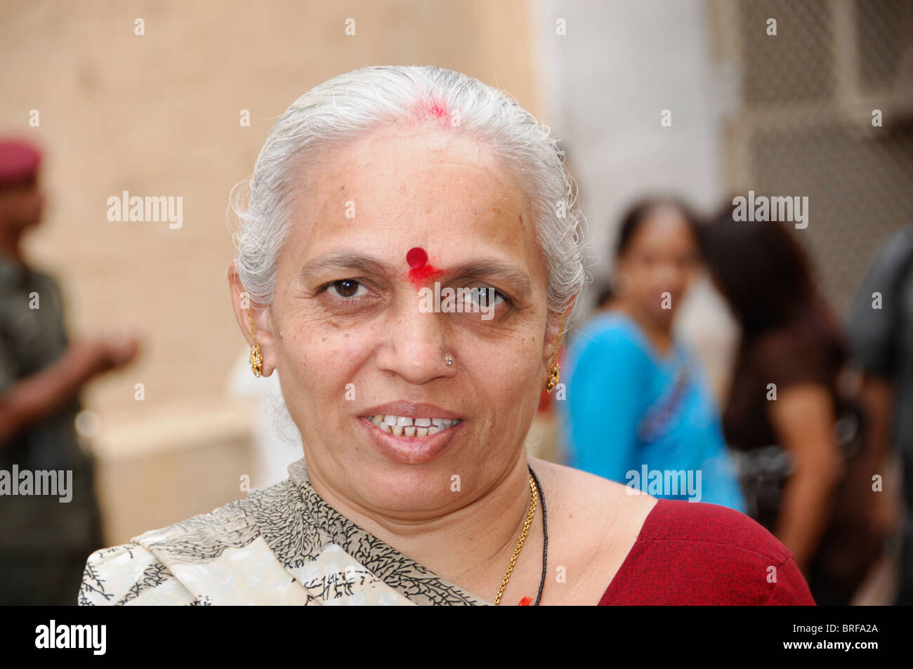 Donna indiana visitando Forte Mehrangarh, Jodhpur, Rajasthan, India del Nord, Asia Foto Stock