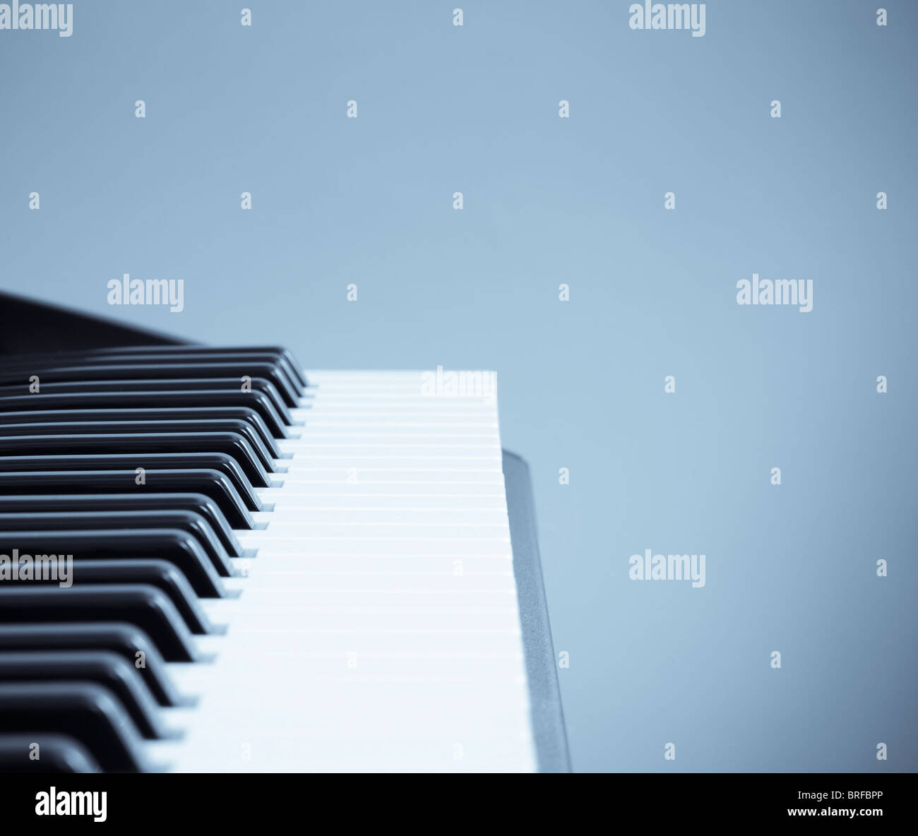 Primo piano di una tastiera con copyspace e un fresco tono di selenio Foto Stock