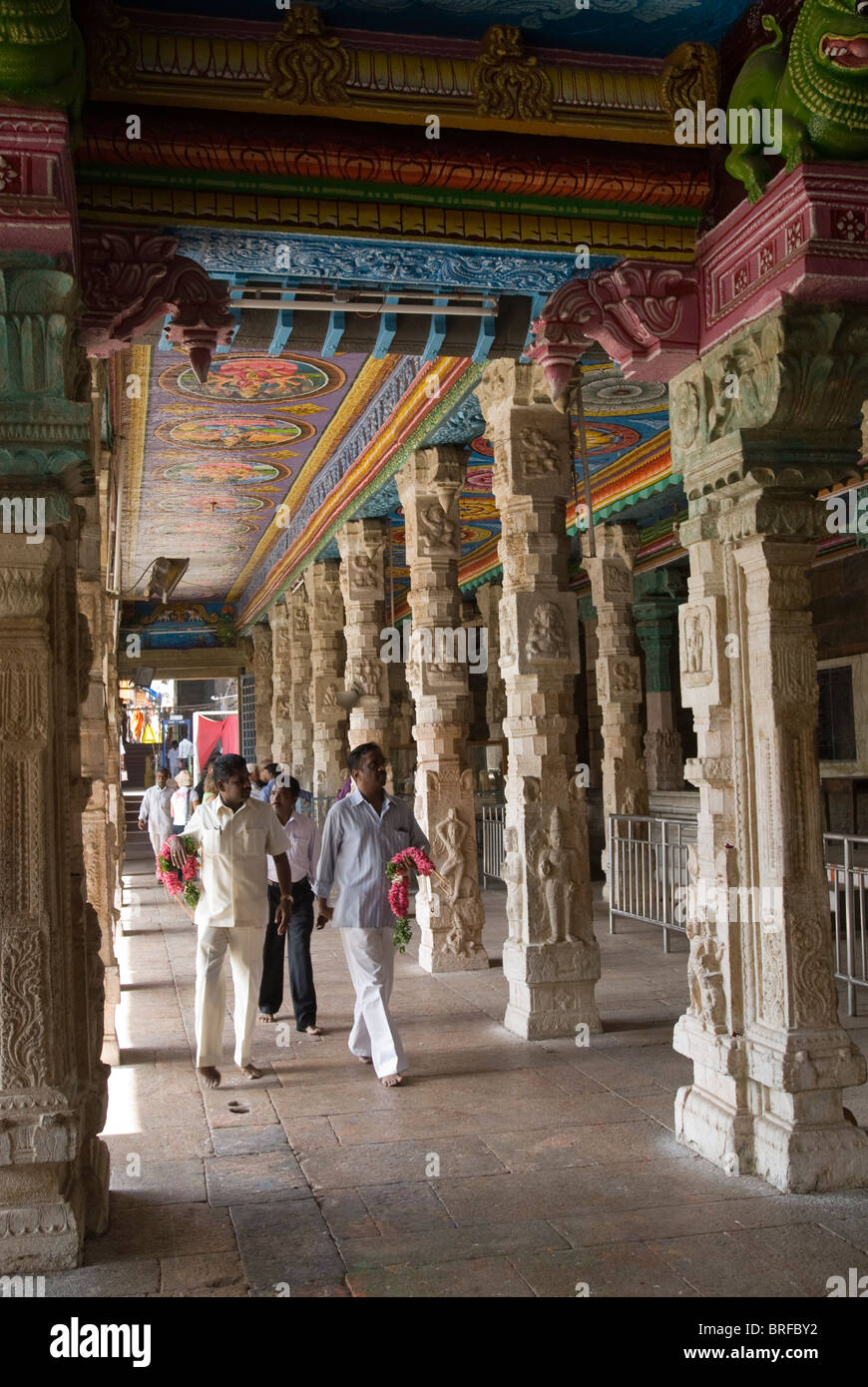 Pillared corridoio intorno al golden lotus serbatoio in Sri Meenakshi temple, (Hindu;Saivite), Madurai, Tamil Nadu. Foto Stock