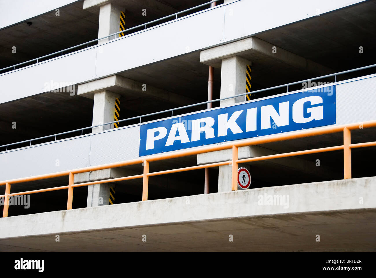 Un multi-storia edificio parcheggio Foto Stock